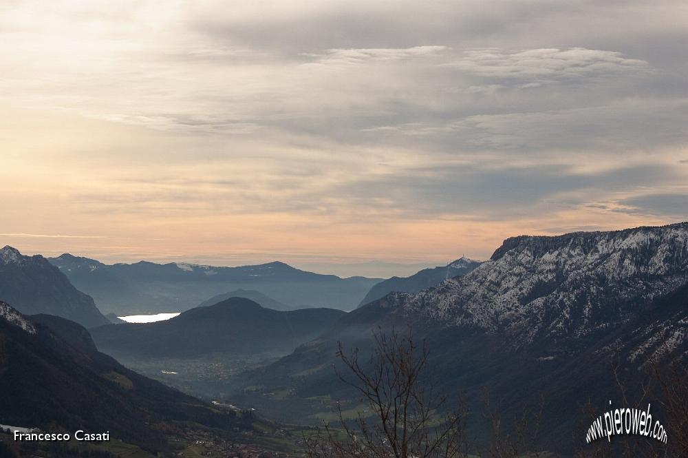 002 Spunta il lago d'Iseo e in fondo gli Appennini.jpg